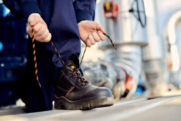 Why safety shoes are essential to protect workers in extreme environments (such as offshore oil platforms)