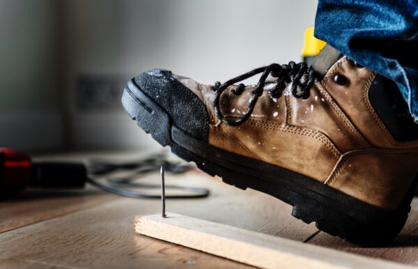 Toughness and anti-perforation are two key words for the world of work footwear