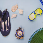 scarpe e occhiali da snorkeling