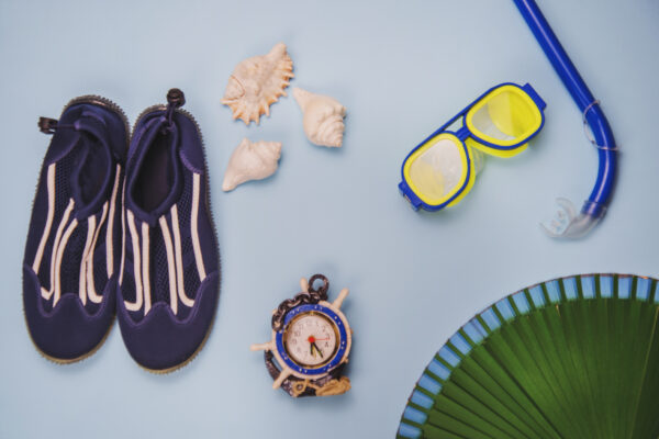 scarpe e occhiali da snorkeling