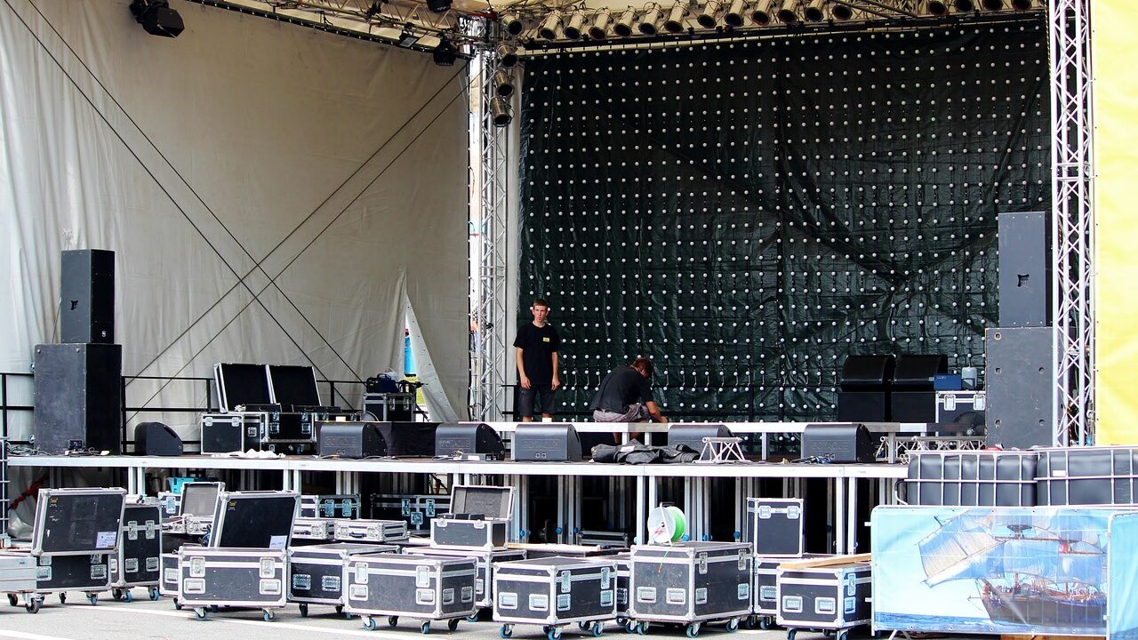 How to move around the stage: the best footwear for concert workers