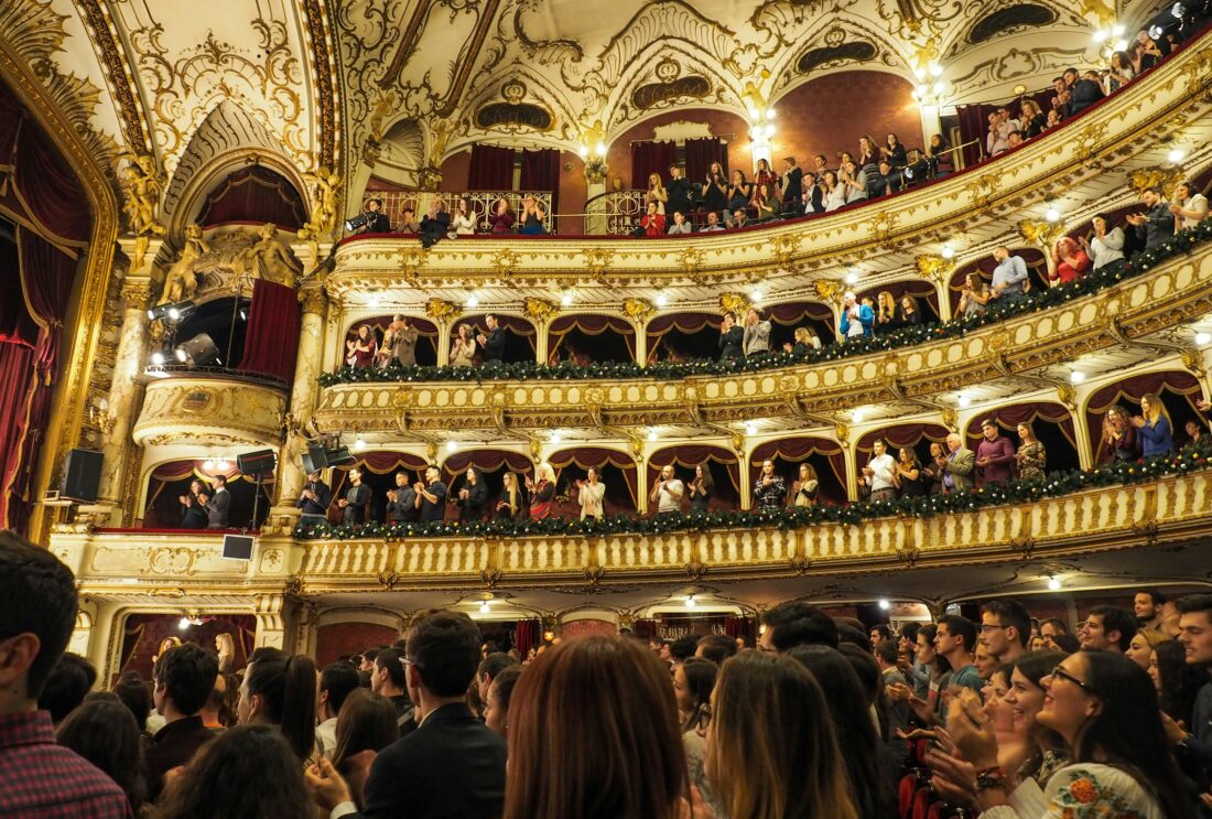AN EVENING AT THE THEATRE: What to wear?