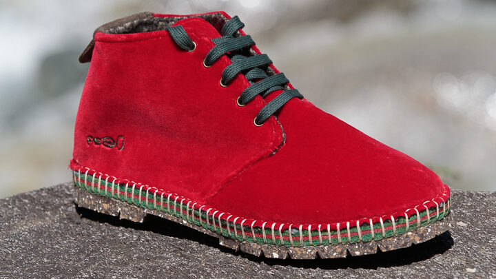 Pedü, "Midium" model, in red velvet | shoestechnologies