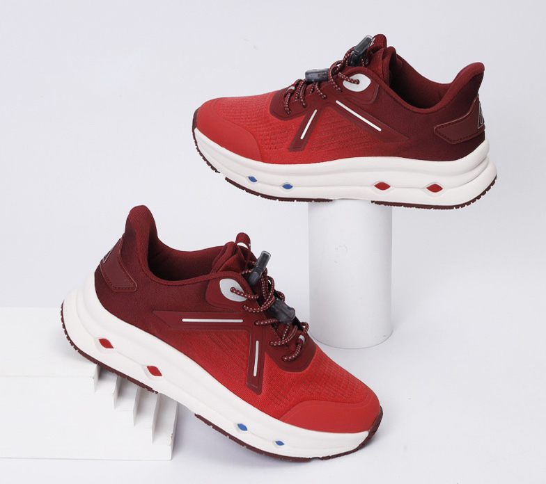 There are those who think of the elderly and create shoes dedicated to them There are those who think of the elderly and create shoes dedicated to them