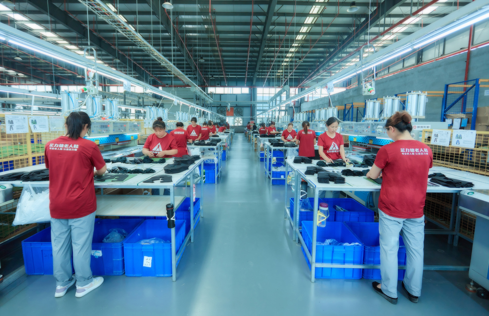 There are those who think of the elderly and create shoes dedicated to them elderly shoes | zuliz, inblu |shoestechnologies